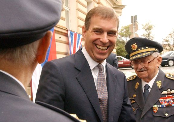 Britský vévoda z Yorku princ Andrew se pozdravil se s českými válečnými veterány. Vpravo zesnulý generál František Peřina.