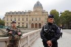 Policisty na prefektuře v Paříži napadl muž s nožem, čtyři z nich zabil