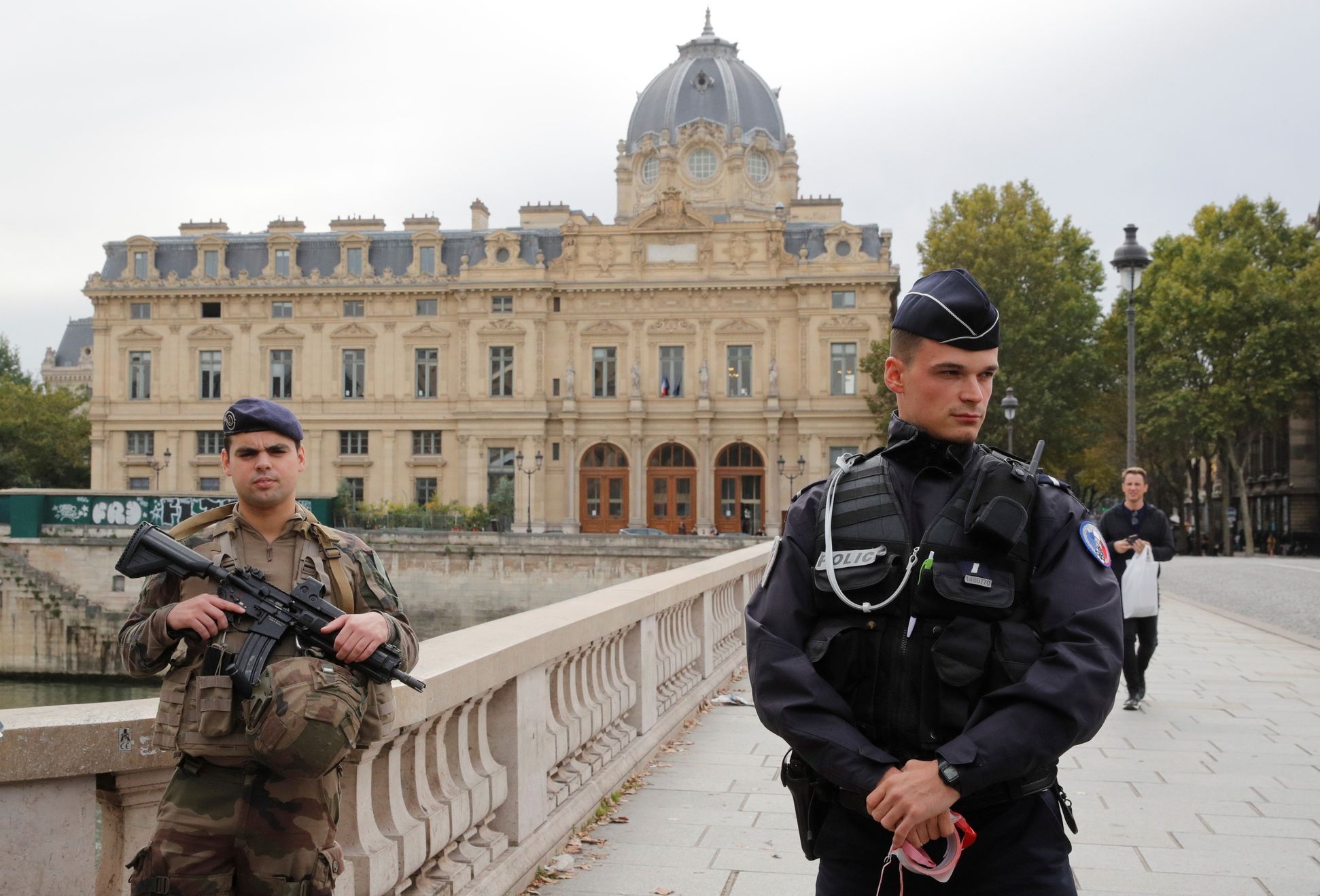 Policisté před policejní prefekturou v Paříži, kde došlo k útoku.