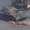 Tank čínské armády projíždí 4. června 1989 náměstím Nebeského klidu.