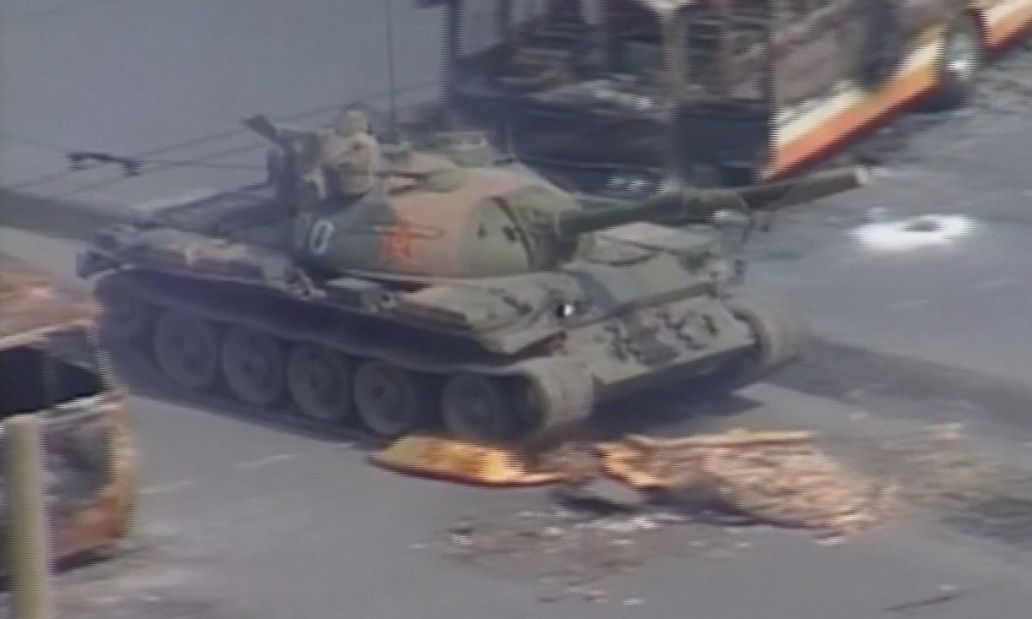 Tank čínské armády projíždí 4. června 1989 náměstím Nebeského klidu.