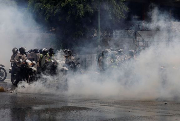 Demonstranti jsou často zahalení do slzného plynu, který proti nim používá policie.