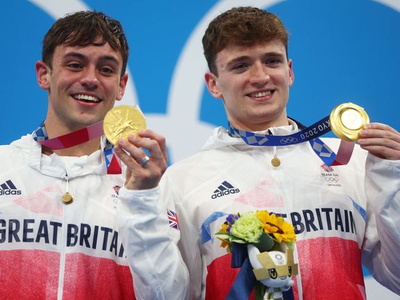 Thomas Daley (vlevo) a Matty Lee se zlatými medailemi za vítězství v synchronizovaných skocích do vody z desetimetrové věže
