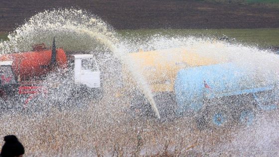 Farmáři lili na protest mléko do polí