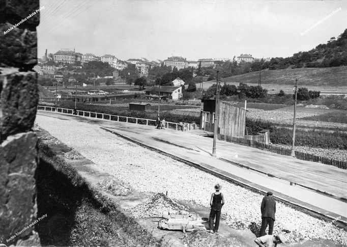 Archivní dobová kresba zachycující pražskou čtvrť Vinohrady.