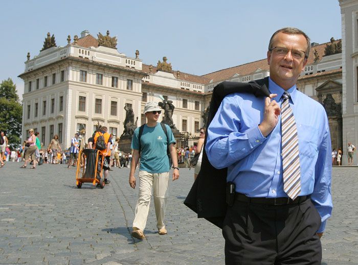 Miroslav Kalousek odchází po hodinovém jednání s prezidentem Klausem.