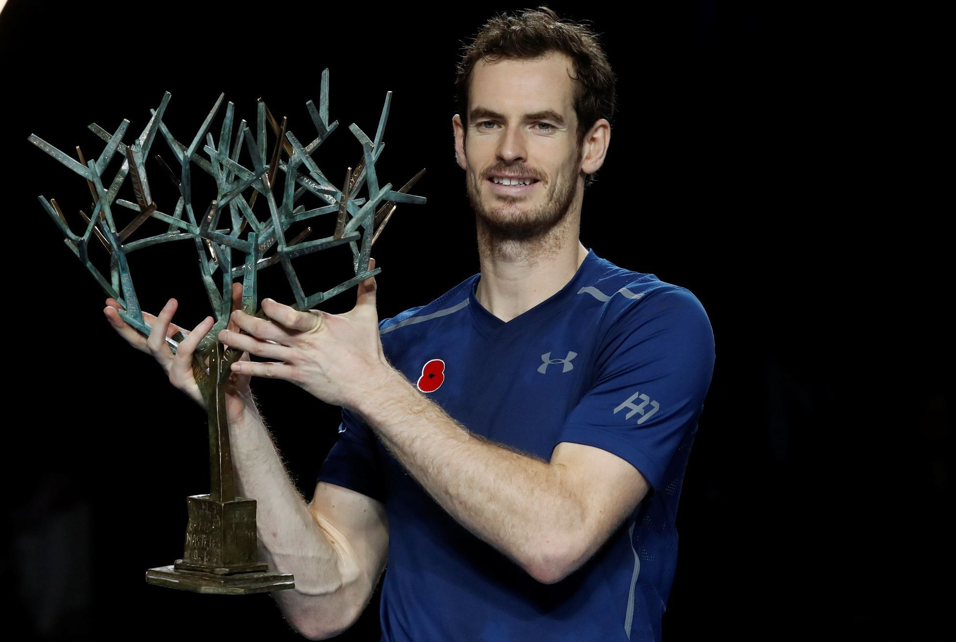 Andy Murray s pohárem za vítězství na turnaji v Paříži