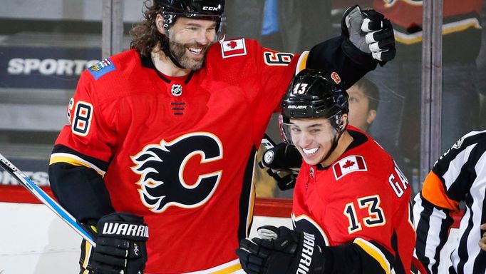 Jaromír Jágr slaví první gól v dresu Calgary.