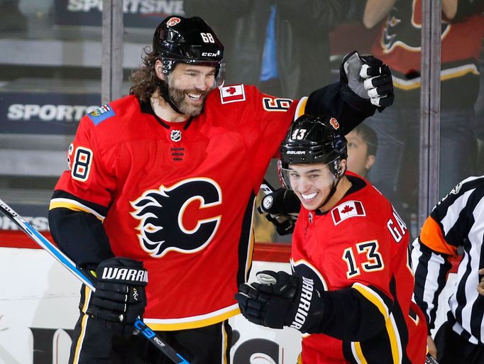 Jaromír Jágr slaví první gól v dresu Calgary.