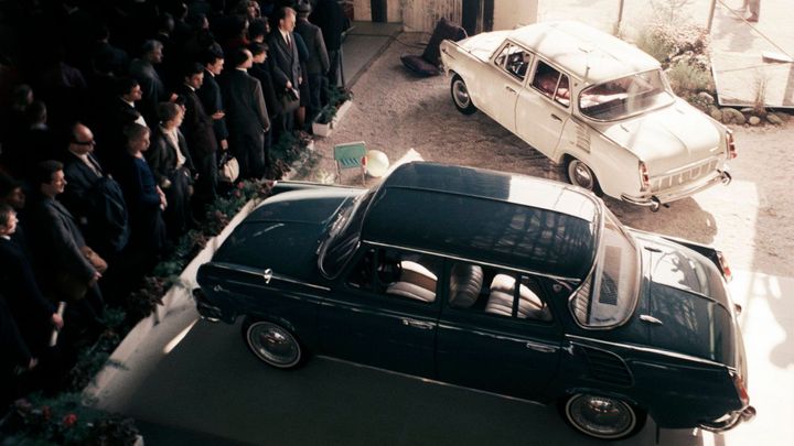 Lesk a bída výkladní skříně socialistických autosalonů. Když bylo Brno světová velmoc