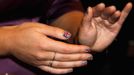 Britain's Princess Eugenie's fingernails are seen adorned with Union flags as she attends a reception at the Guildhall during the Diamond Jubilee of Queen Elizabeth in London June 5, 2012. REUTERS/Chris Jackson/POOL (BRITAIN - Tags: ROYALS ENTERTAINMENT) Published: Čer. 5, 2012, 3:07 odp.