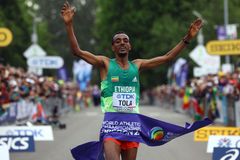 Maraton na atletickém MS znovu ovládl Etiopan, v Eugene zvítězil Tola