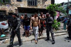 Na 2500 policistů vtrhlo do favel v Riu de Janeiro, podle médií zemřelo 64 lidí