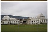 Velmi poničený prezidentský palác v Port-au-Prince 13. ledna 2010 (dole), o osm měsíců později - 30. září 2010 (uprostřed) a 29. prosince 2011.