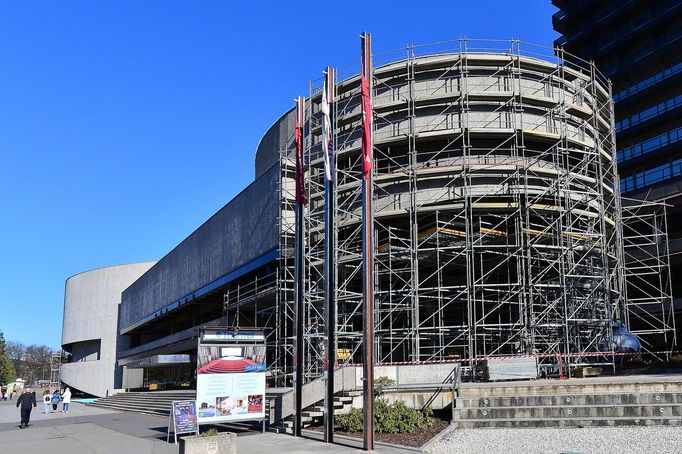 Karlovarský hotel Thermal a přilehlý bazén po rekonstrukci.