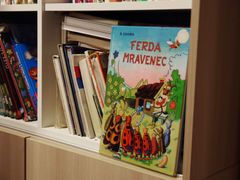 V knihovně školky je mnoho českých pohádek, včetně knížky o jkomiksové, literární i filmové postavě mravence Ferdy, který vystupuje v knihách Ondřeje Sekory.