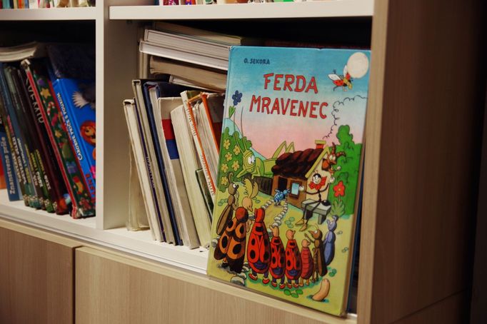 V knihovně školky je mnoho českých pohádek, včetně knížky o jkomiksové, literární i filmové postavě mravence Ferdy, který vystupuje v knihách Ondřeje Sekory.
