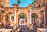 Jednou z nejvýznamnějších místních staveb je Hadriánova brána v Antalyi, která odkazuje na římskou minulost města a císaře Hadriána, po němž je pojmenována. Turecko nabízí spoustu možností trávení volného času, jednou z nich je právě poznávání jeho historických míst.