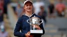 Barbora Krejčíková s trofejí pro vítězku French Open