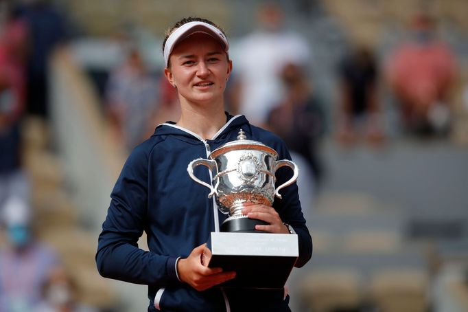 Barbora Krejčíková s trofejí pro vítězku French Open