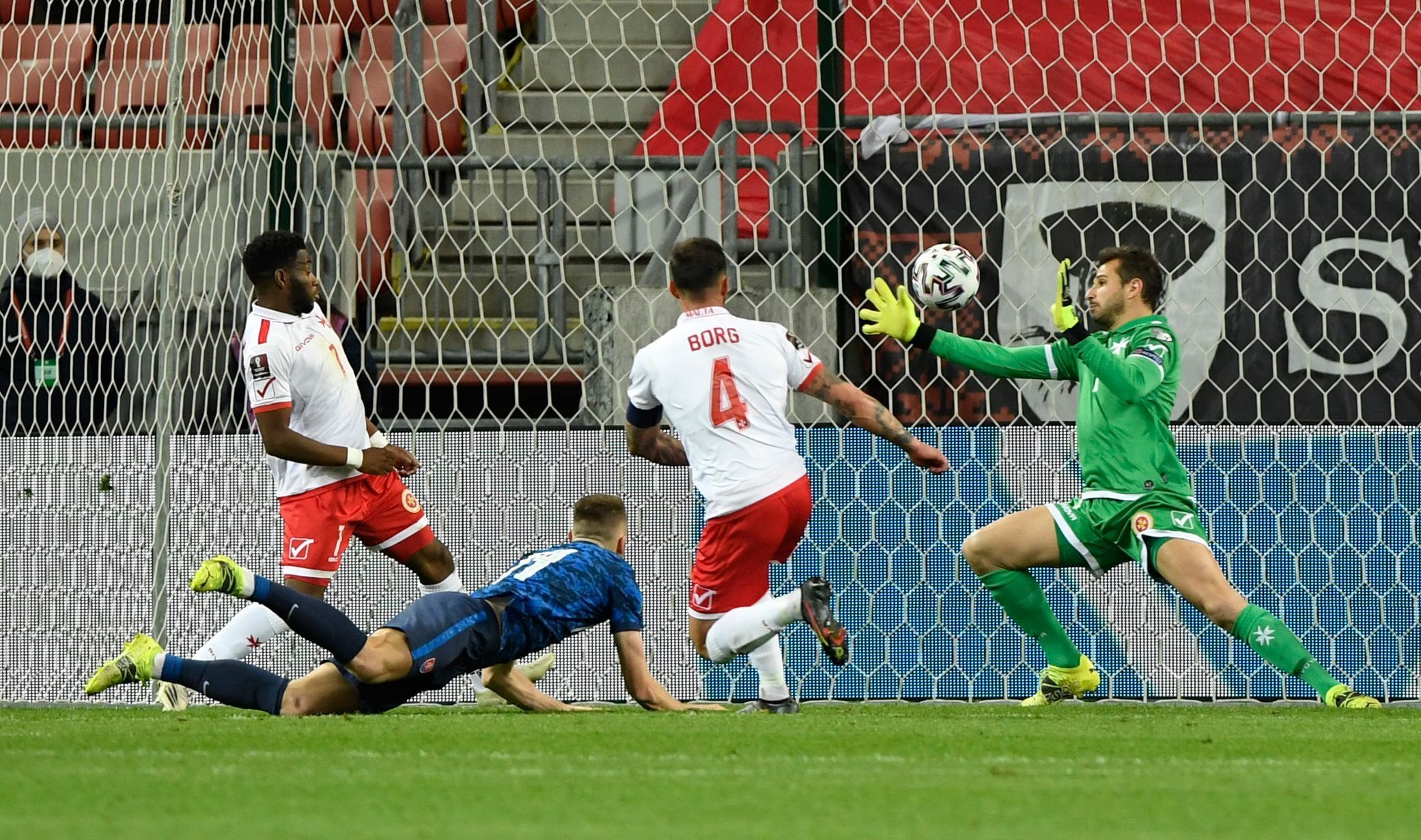Milan Škriniar dává gól v zápase kvalifikace MS 2022 Slovensko - Malta