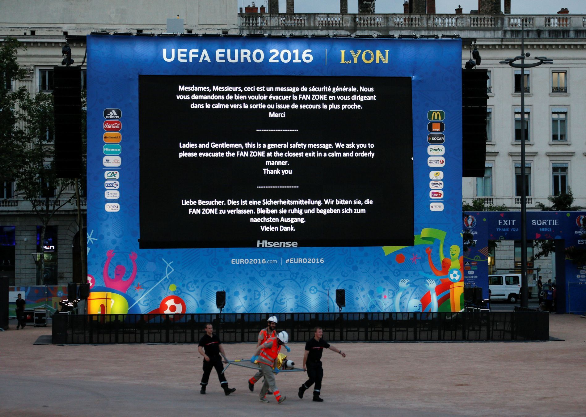 Euro 2016: zpráva na obrazovce během cvičení na teroristický útok.