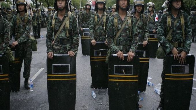 Vojáci v ulicích Bangkoku od sebe oddělují znesvářené tábory odpůrců a příznivců vlády