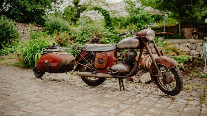 Patinovky míří do mlýna. Sraz bastlů ale ukazuje i motorky, kterými jiní pohrdají
