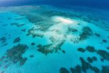 Velký bariérový útes je jedním z největších přírodních divů světa. Nachází se poblíž východního pobřeží Austrálie nedaleko města Port Douglas a je zdrojem potravy pro více než 1600 druhů ryb, chobotnic, žraloků, delfínů a kytovců, kteří sem putují i z dalekých končin oceánu.