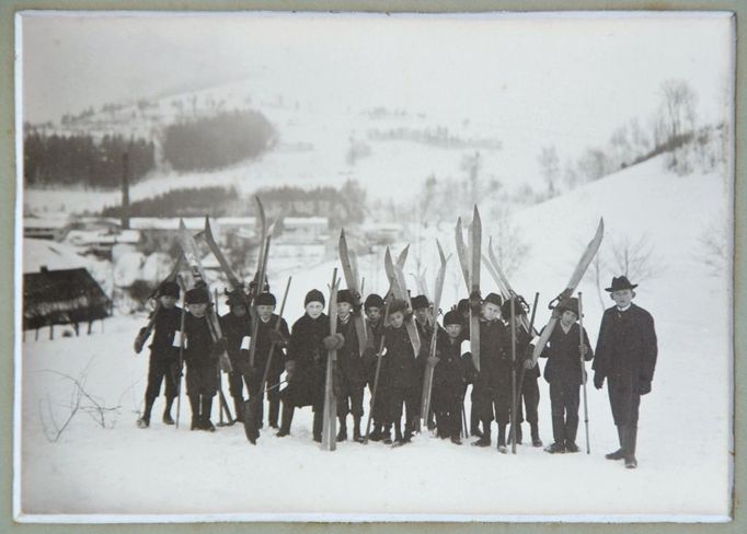 Lyžovat se začalo dávno před rokem 1903. Například již v roce 1895 si průkopník lyžování v Krkonoších Jan Buchar zařídil povolení, aby mohl se školní mládeží místo tělocv