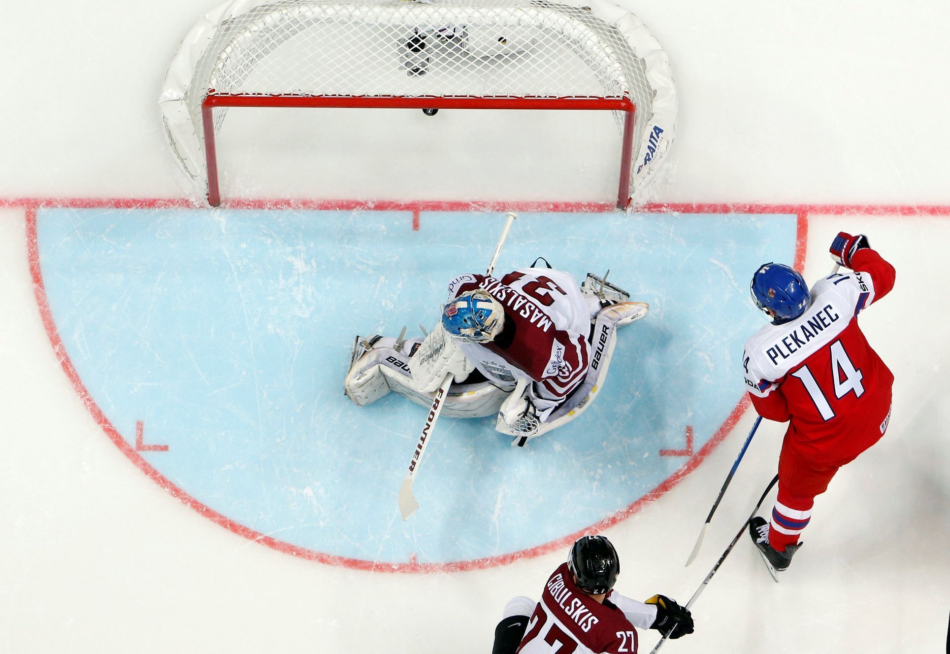 MS 2016, Česko-Lotyšsko: Tomáš Plekanec - Edgars Masalskis.