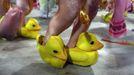 Revellers from Imperatriz Leopoldinense samba school participate during the annual Carnival parade in Rio de Janeiro's Sambadrome, February 12, 2013. REUTERS/Pilar Olivares (BRAZIL - Tags: SOCIETY) Published: Úno. 12, 2013, 6:32 dop.