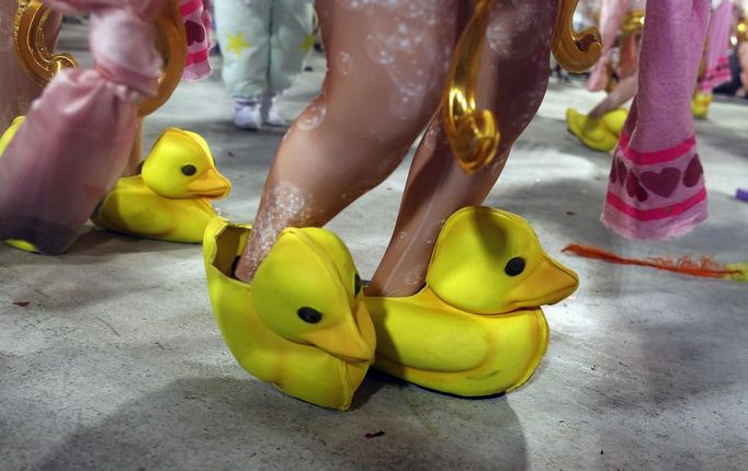 Revellers from Imperatriz Leopoldinense samba school participate during the annual Carnival parade in Rio de Janeiro's Sambadrome, February 12, 2013. REUTERS/Pilar Olivares (BRAZIL - Tags: SOCIETY) Published: Úno. 12, 2013, 6:32 dop.