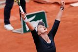 "Miluju Francii," prohlásila Krejčíková, když se jí Fabrice Santoro po utkání zeptal na její současnou vítěznou sérii. Češka před Roland Garros ovládla podnik ve Štrasburku a září i na druhém grandslamu sezony.