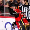 Jiří Hudler slaví gól za Calgary Flames