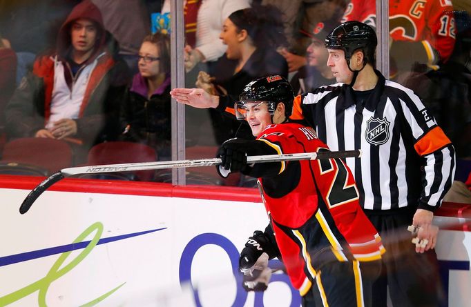 Jiří Hudler slaví gól za Calgary Flames