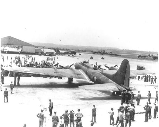 B-17 Memphis Belle během tour po Spojených státech. Snímek z letiště Patterson Field.