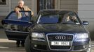 Prezident ČR Václav Klaus s automobilem značky Audi sleduje sleduje průvod odpůrců lisabonské smlouvy na Hradčanském náměstí v Praze v roce 2009.