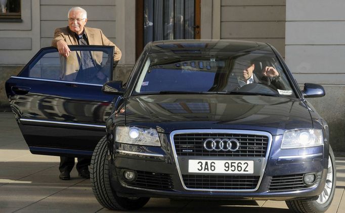 Prezident ČR Václav Klaus s automobilem značky Audi sleduje sleduje průvod odpůrců lisabonské smlouvy na Hradčanském náměstí v Praze v roce 2009.