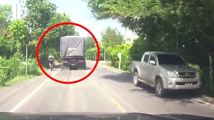 Cyklistu rozhodil retardér. Hlavou padal mezi kola kamionu