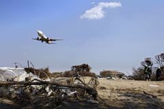 Na letišti, které smetla tsunami, přistál první letoun