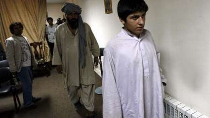 Čtrnáctiletému Rafíku Ulláhovi zabránila v atentátu afghánská policie. Na snímku jde za ním jeho otec.