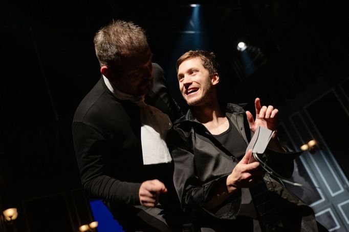 Jan Vápeník jako Polonius a Vojtěch Říha v roli Hamleta.