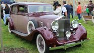 Středem obdivu byl například tento Rolls-Royce Wraith z roku 1939. Pod kapotou měl šestiválcový motor 4,3 litru. Maximální rychlost byla 120 kilometrů v hodině. Karosérie zhotovila slavná firma Hooper&Co, mezi jejíž zákazníky patřila britská královská rodina a mnoho šlechtických rodin z celé Evropy.