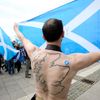 Demonstrace před sídlem BBC v Glasgowě.