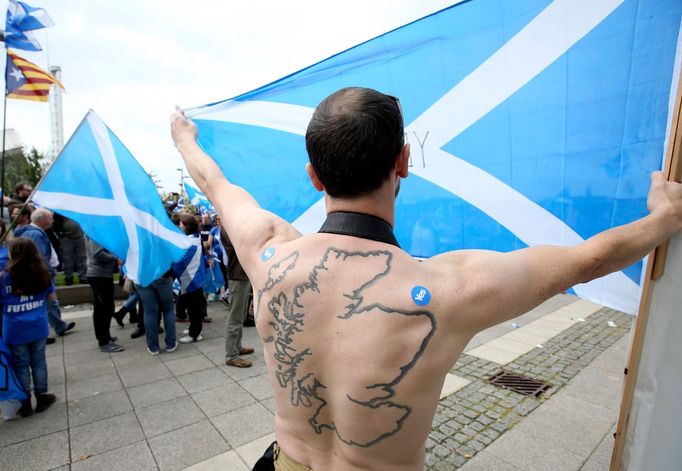 Demonstrace před sídlem BBC v Glasgowě.