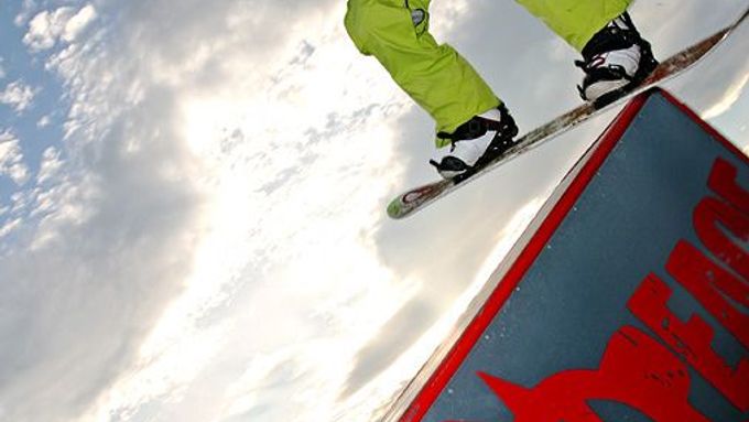 Snowboarding už není jen zimní disciplínou, odvážní skateboardisti "hoblují prkna" na letišti v Hradčanech u Mimoně i v létě.