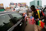 Americké i ghanské vlajky v prodeji, Accra.