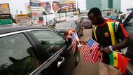 Americké i ghanské vlajky v prodeji, Accra.