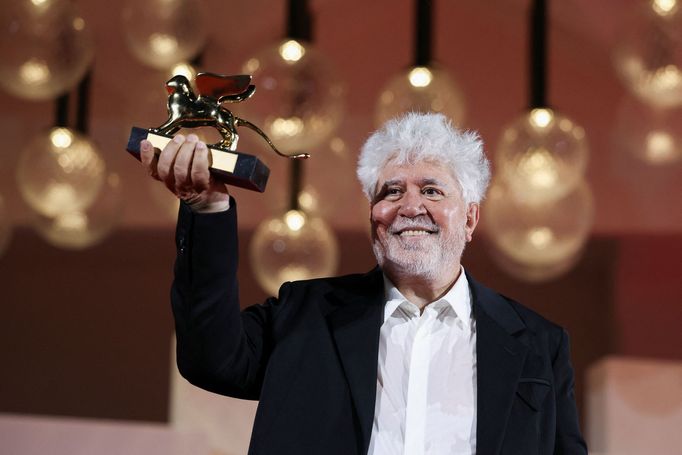 Pedro Almodóvar se Zlatým lvem za film Vedlejší pokoj.